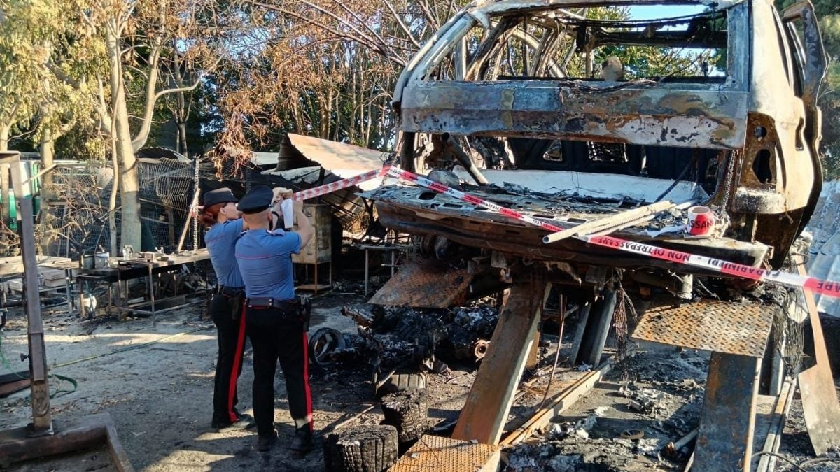 L’auto incendiata a Grottaferrata