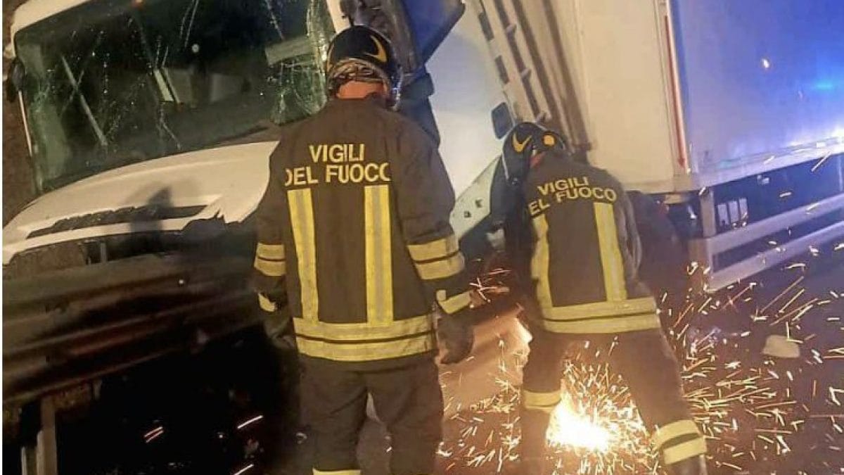 I vigili del fuoco intervenuti nell’incidente sull’autostrada A1