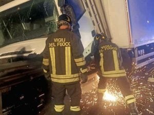 incidente-A1-vigili-del-fuoco-in-autostrada-1758789512723-300x225.jpg