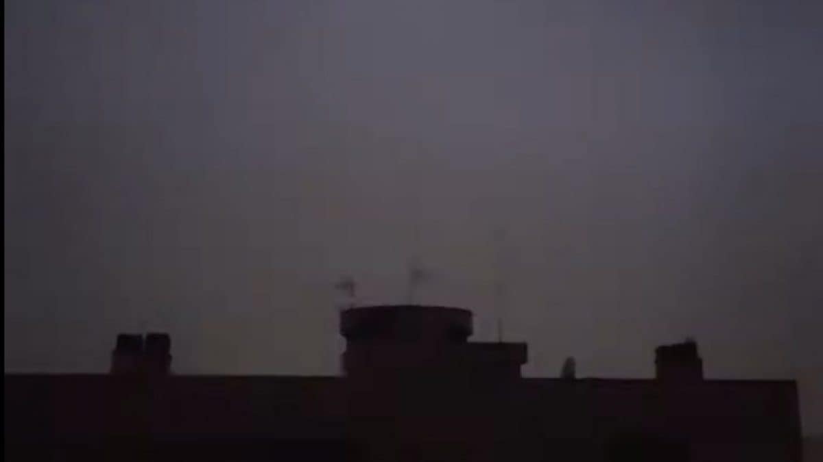 Il cielo illuminato da un lampo a Roma durante il temporale di questa mattina. Dal video di Facebook.