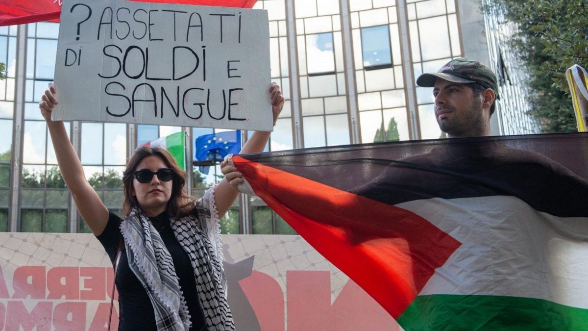 La manifestazione davanti alla sede di Leonardo spa.