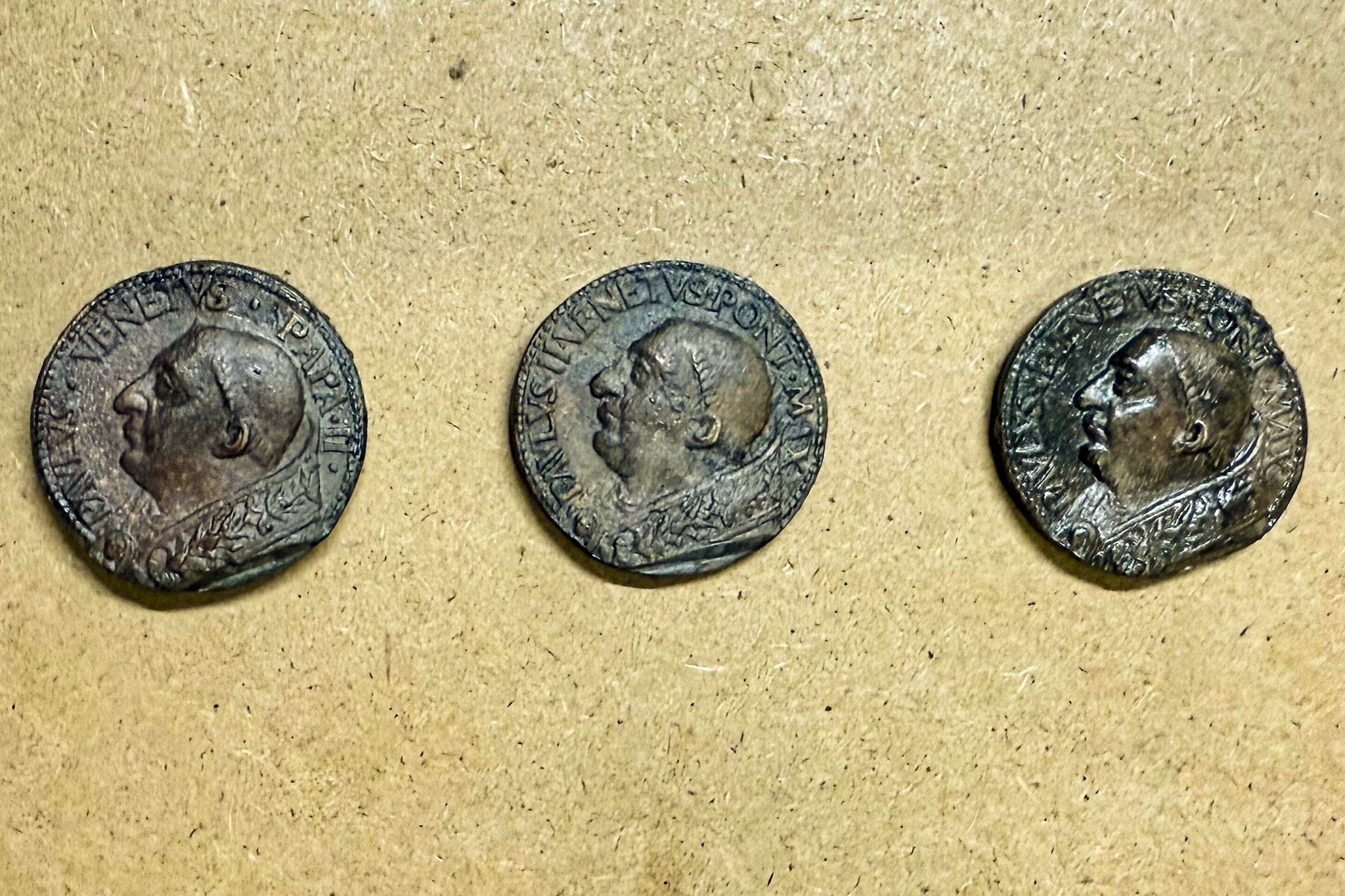 Le medaglie dopo la pulitura.