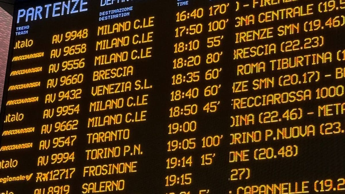 Il tabellone a Roma Termini che indica i ritardi oggi, 27 settembre 2025