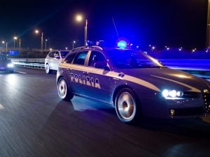 Sfondano con l&#8217;auto la vetrina di Stroilli, ladri scappano in Maserati con 45mila euro di gioielli