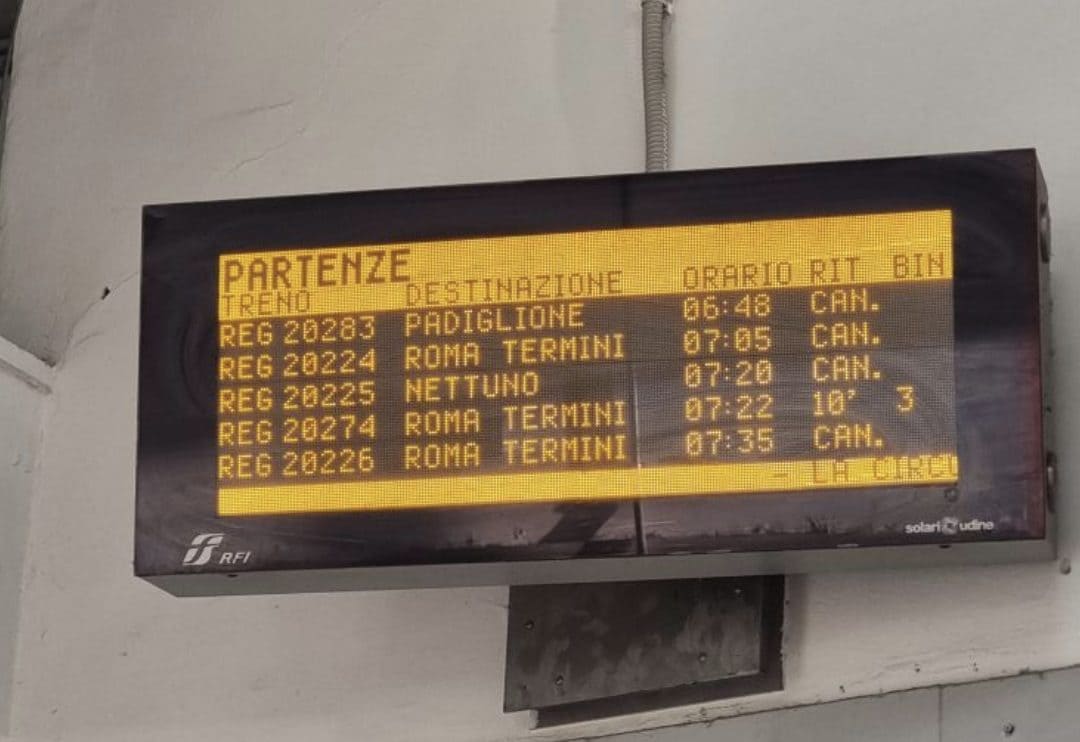 Il tabellone con ritardi e cancellazioni