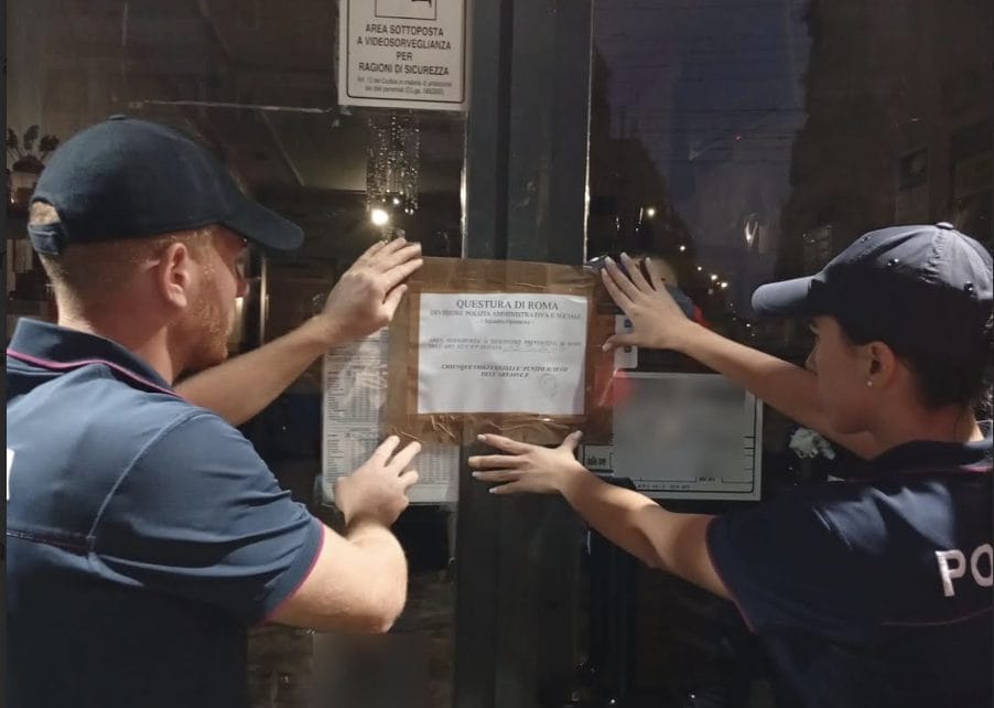 Gli agenti mettono i sigilli al Kokus Bar di Torpignattara