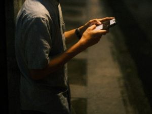 uomo-cellulare-stalking-molestie-1758693401915-300x225.jpg