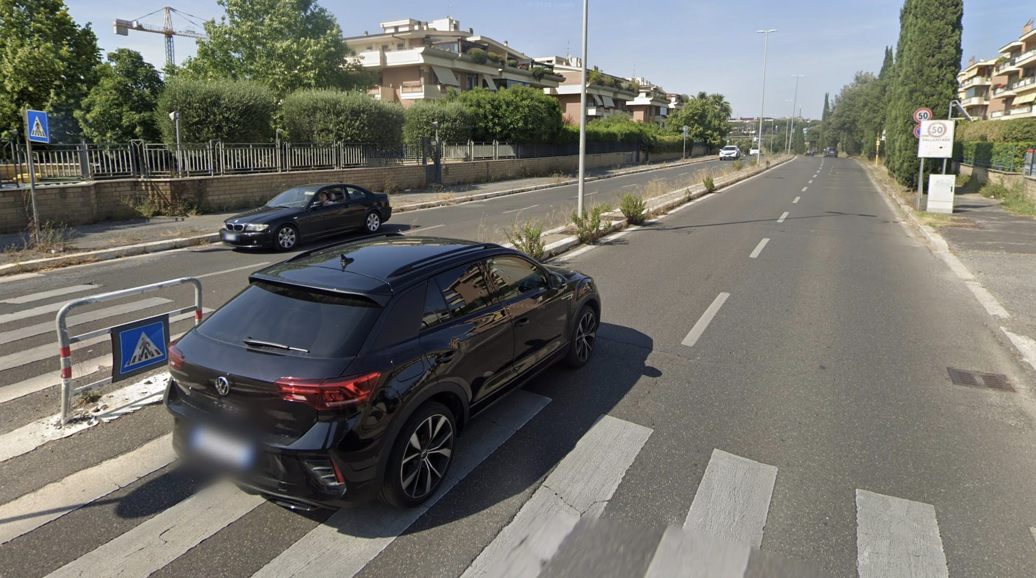 Incidente a Roma, attraversa la strada e viene investito da un'auto: in ...