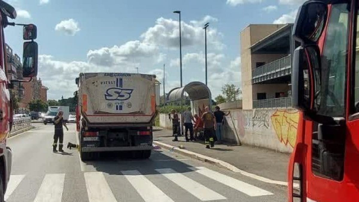 I vigili del fuoco al lavoro in via di Tor Vergata