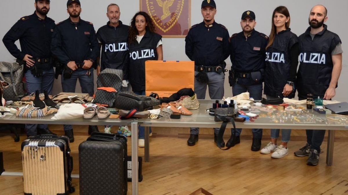Gli agenti della Polfer e la refurtiva trovata nel covo nascosto.