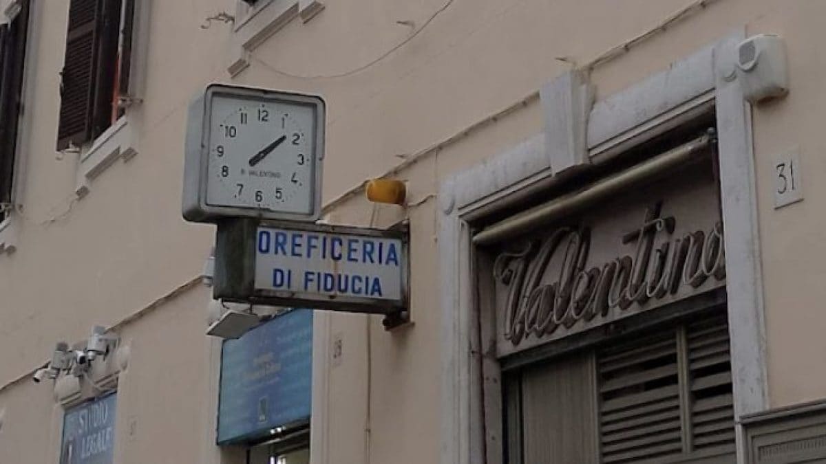 Oreficeria Valentino, la bottega chiusa.