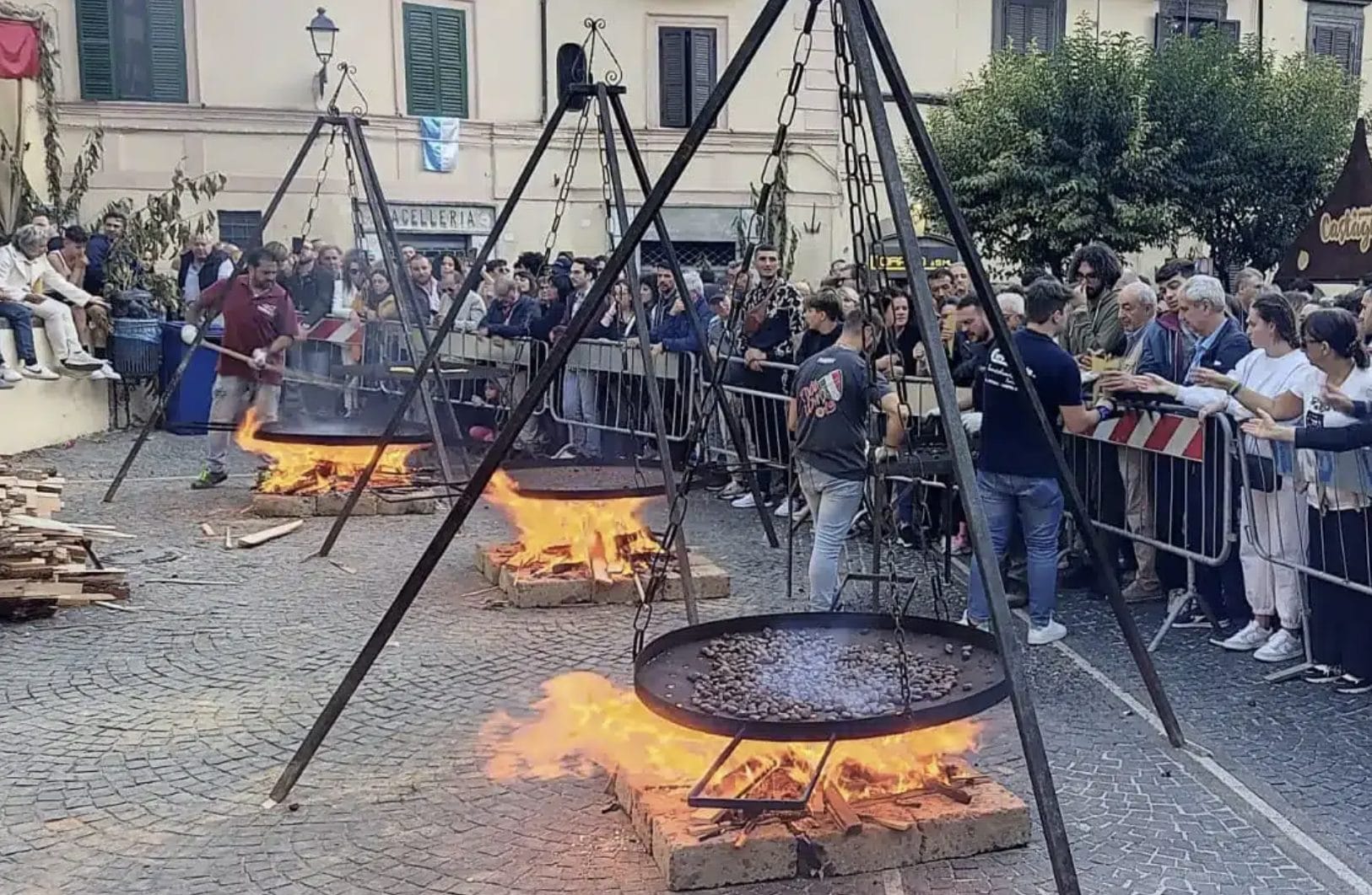 Le caldarroste distribuite gratuitamente in piazza Garibaldi, dal sito della Festa.