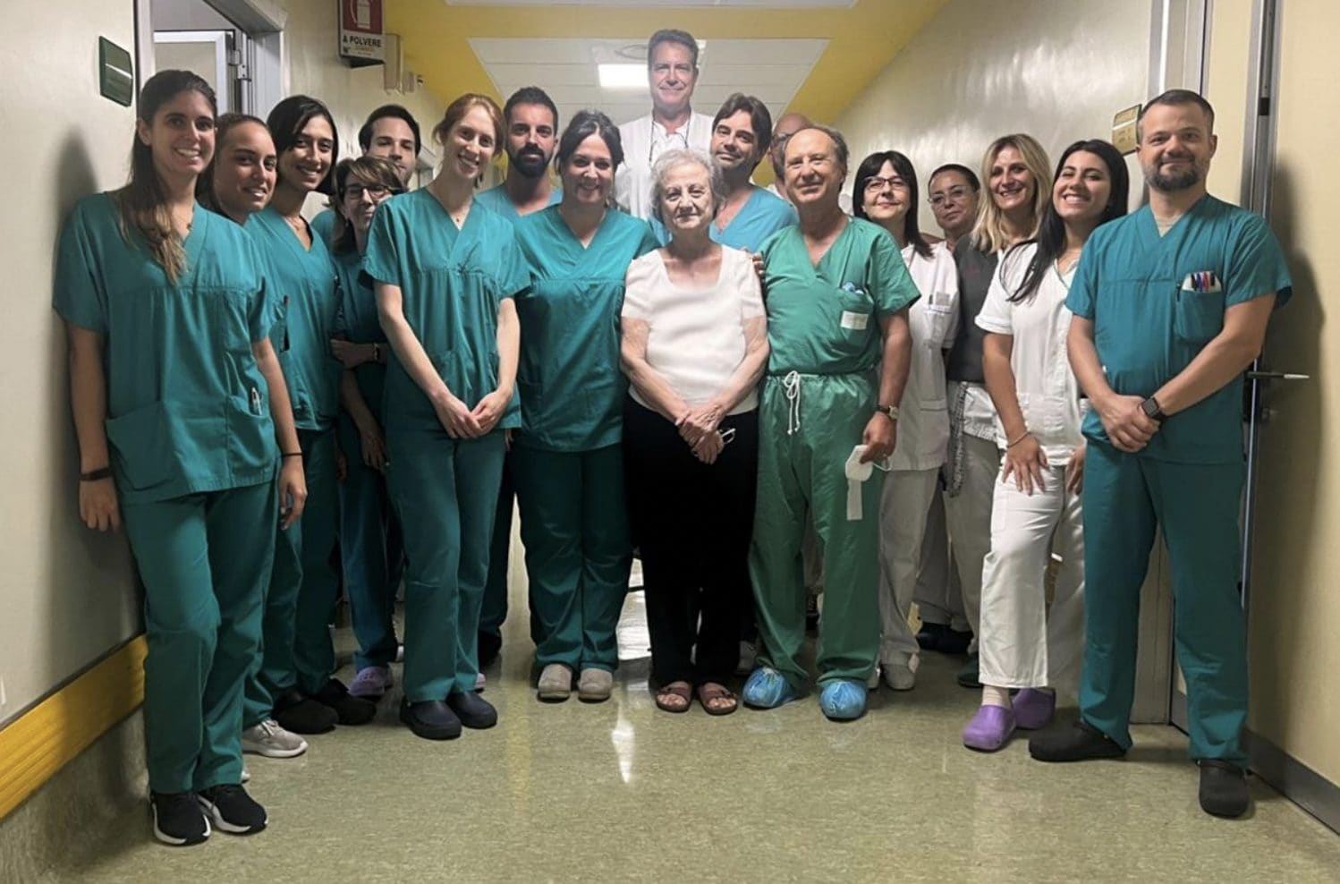 Il team e la paziente a due mesi dall’operazione.