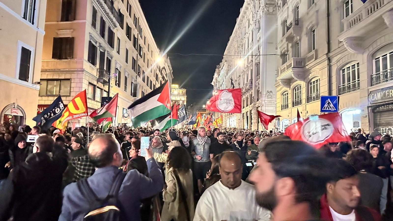 Il corteo su via del Tritone.