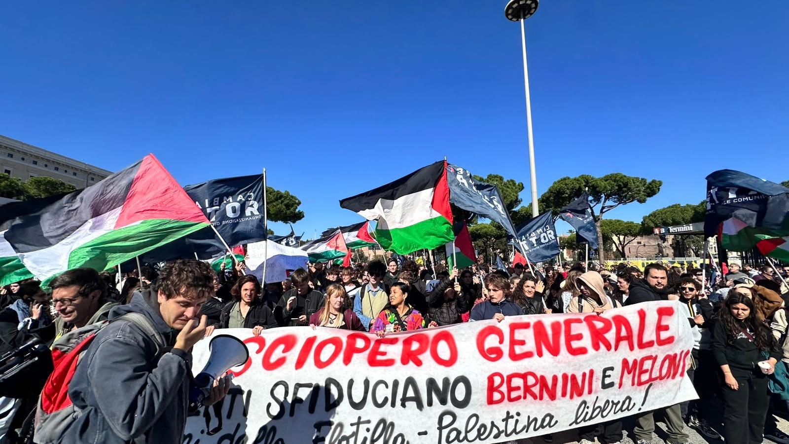 L’arrivo degli studenti a piazza dei Cinquecento.