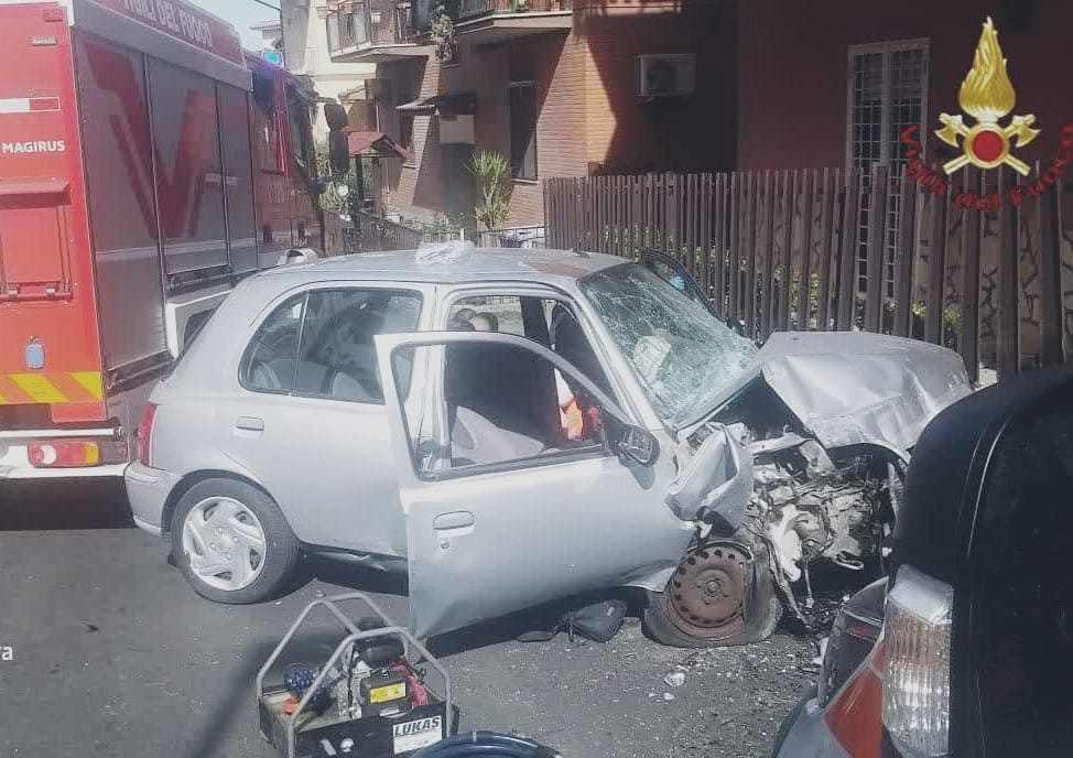 Perde il controllo dell'auto e si schianta contro un muro: uomo muore ...