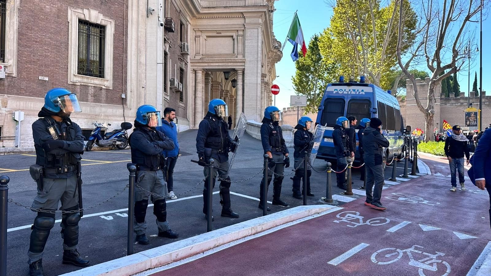 Gli agenti in tenuta antisommossa davanti al ministero.