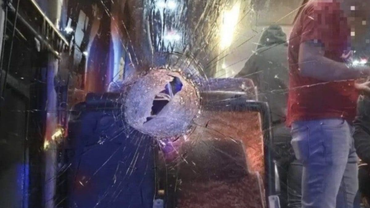 Il pullman assaltato durante l'agguato al Pistoia basket