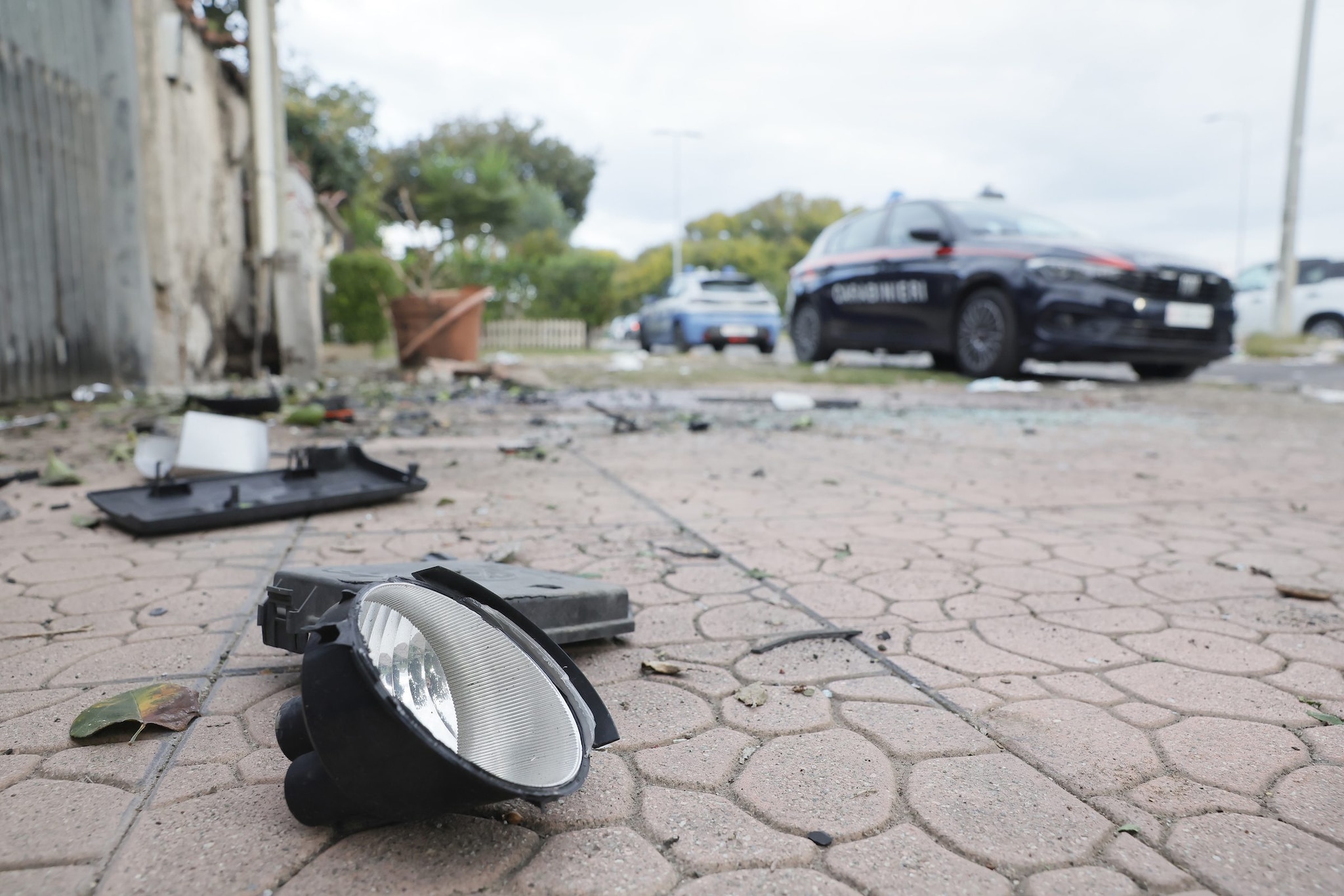 I resti dell’automobile di Ranucci dopo l’esplosione.