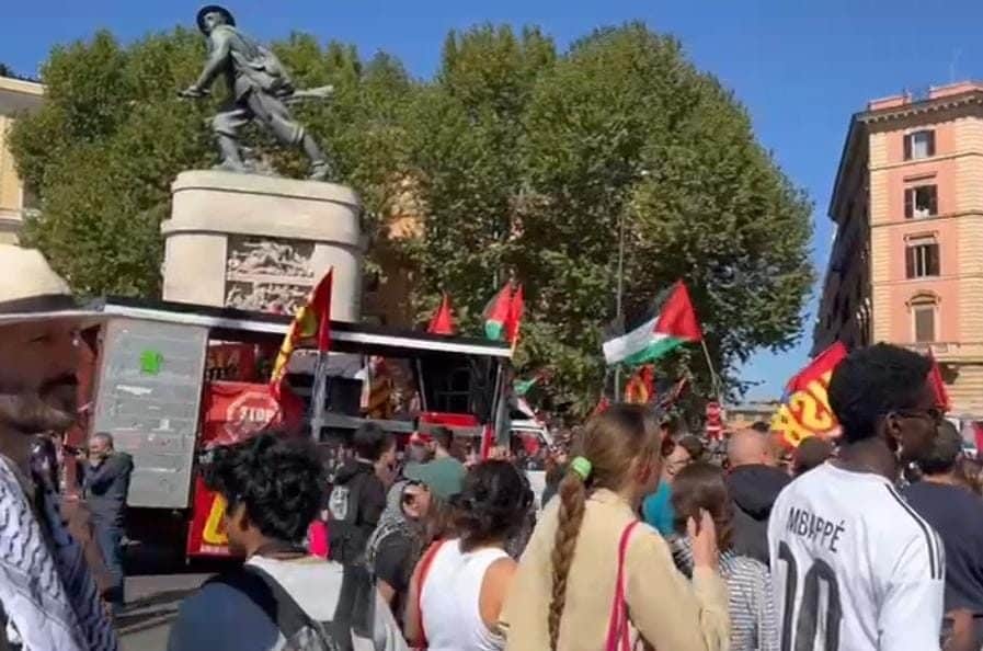 I manifestanti sotto al monumento del bersagliere di Porta Pia, davanti al ministero dei Trasporti.
