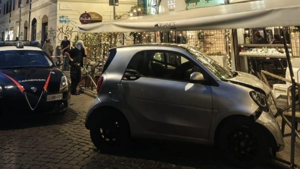 L’auto finita contro i tavolini di un bar