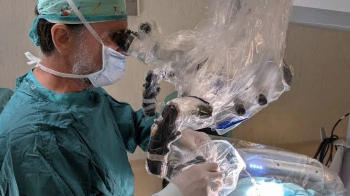 Il chirurgo Marsella durante l’intervento per l’impianto cocleare