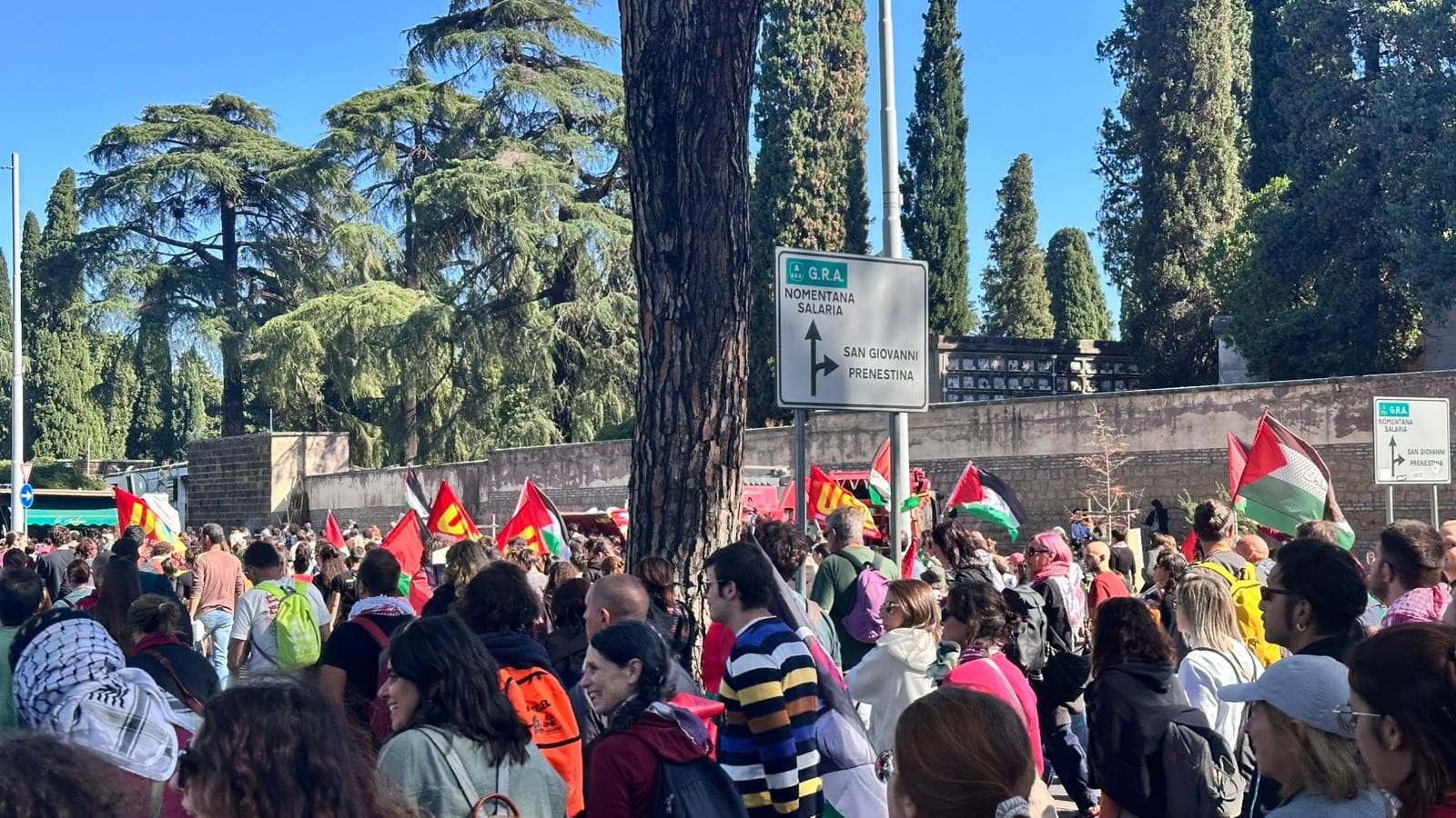 Il corteo nel primo pomeriggio.