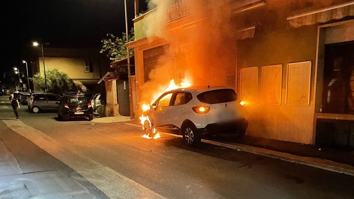 L’automobile andata a fuoco vicino allalimentari.