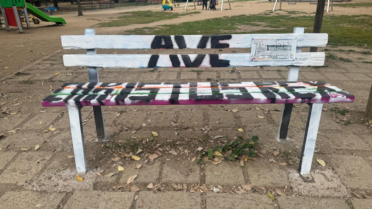 La panchina vandalizzata.