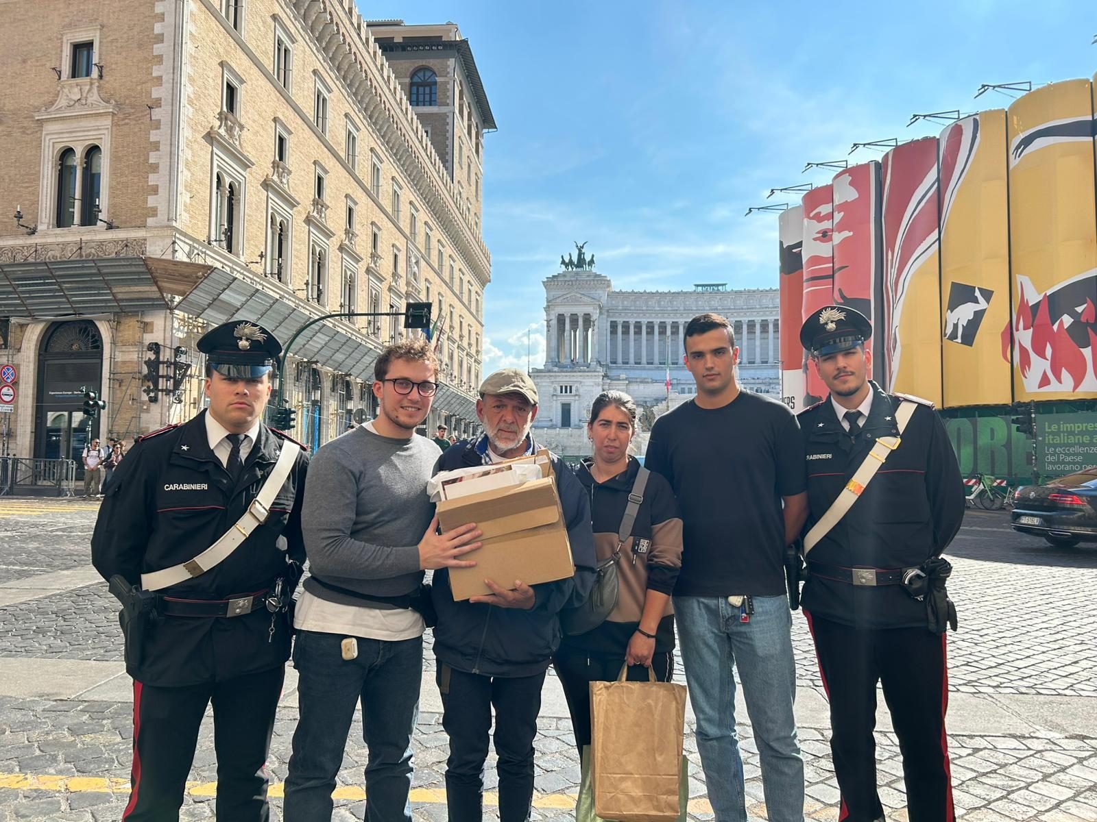 La famiglia del fratello al momento della riconsegna dei beni della guida turistica.