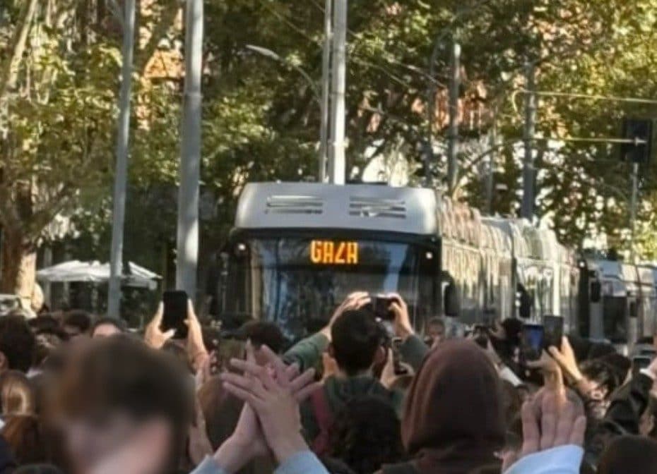 Il bus che sfila lungo via Nomentana al corteo degli studenti. Foto da Facebook.