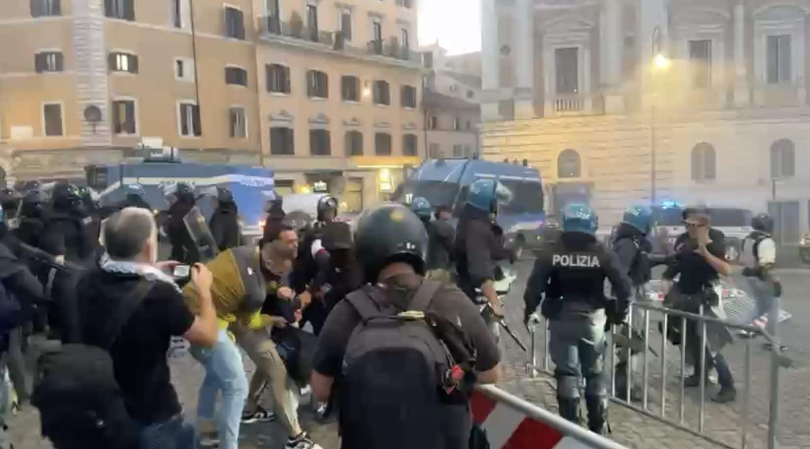 Gli scontri tra manifestanti e polizia a Santa Maria Maggiore