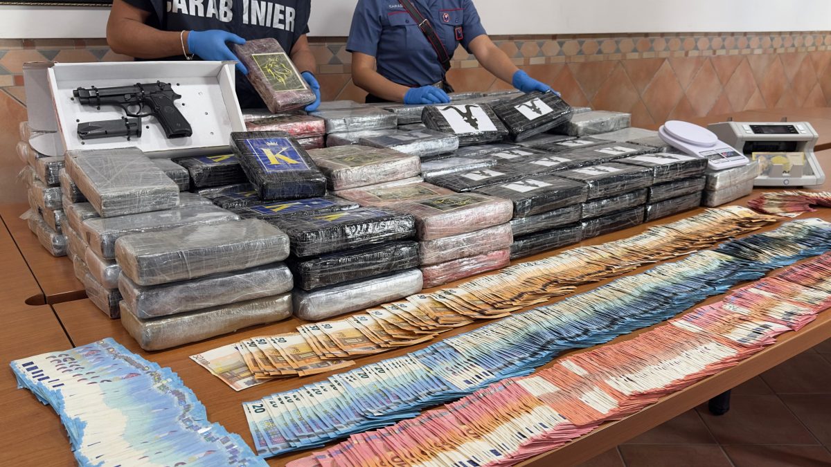 La droga, i contanti e l’arma sequestrata (Foto da Carabinieri)