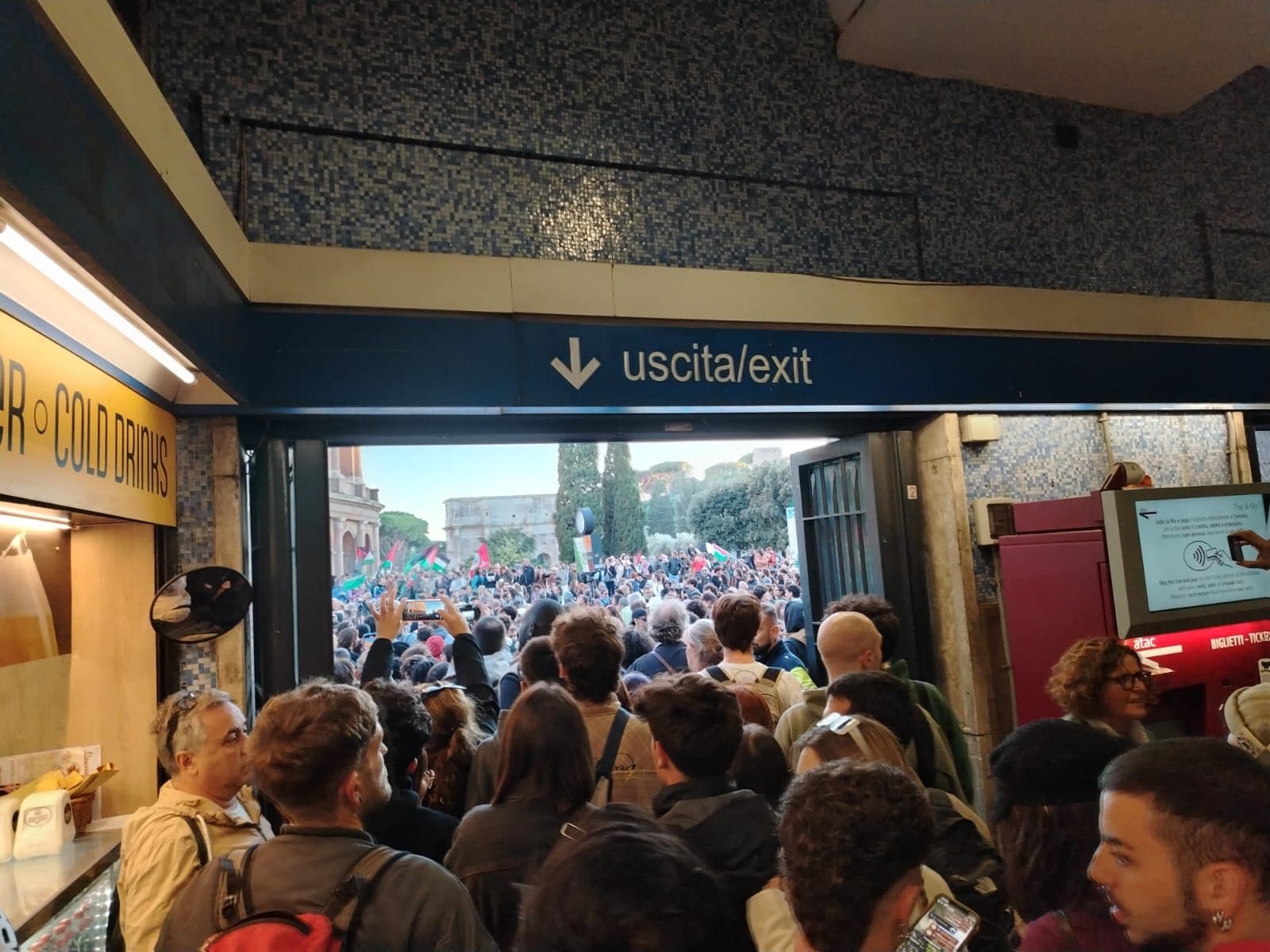 Le persone all’uscita della metro Colosseo verso la manifestazione. Foto di Francesco Esposito per Fanpage.it.