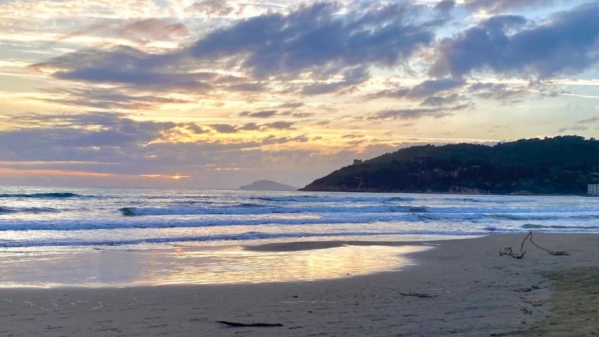 La spiaggia di Minturno, in provincia di Latina (Foto da Google Maps)