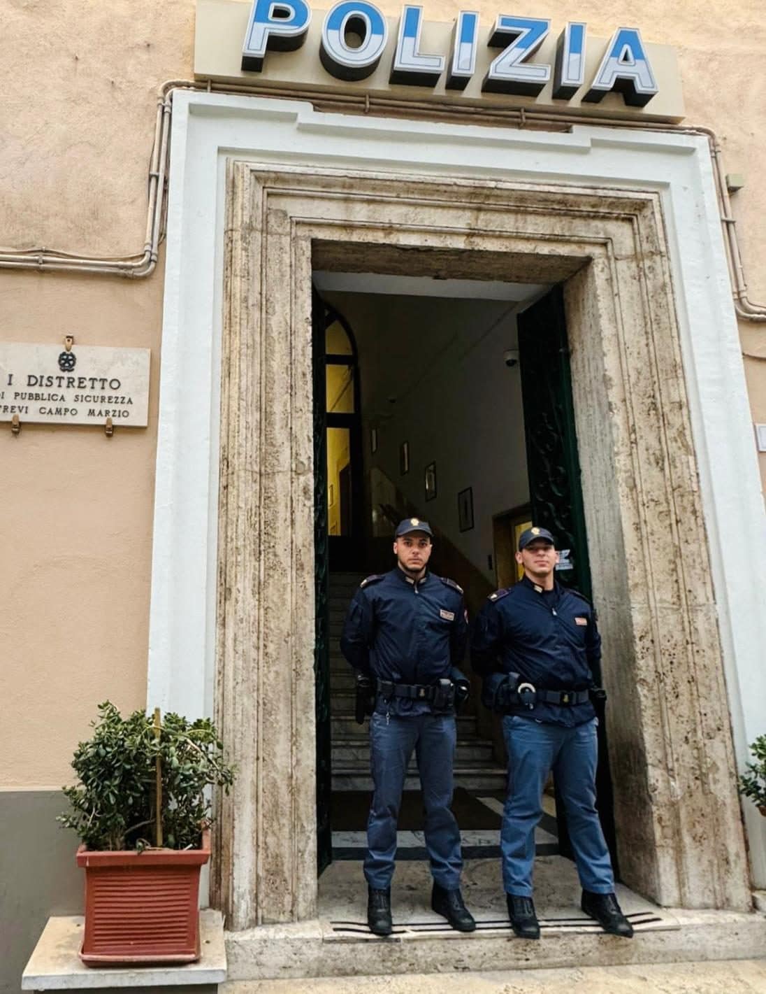 I due poliziotti intervenuti nel salvataggio.