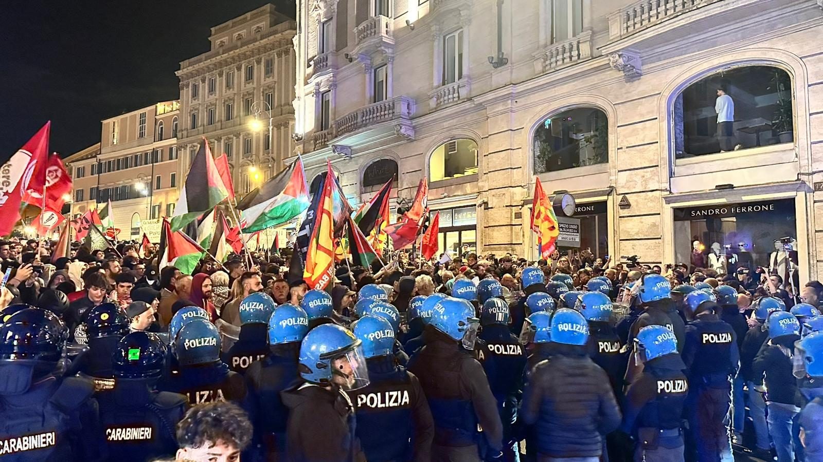 Polizia blocca i manifestanti diretti a piazza San Silvestro prima dell’approvazione.