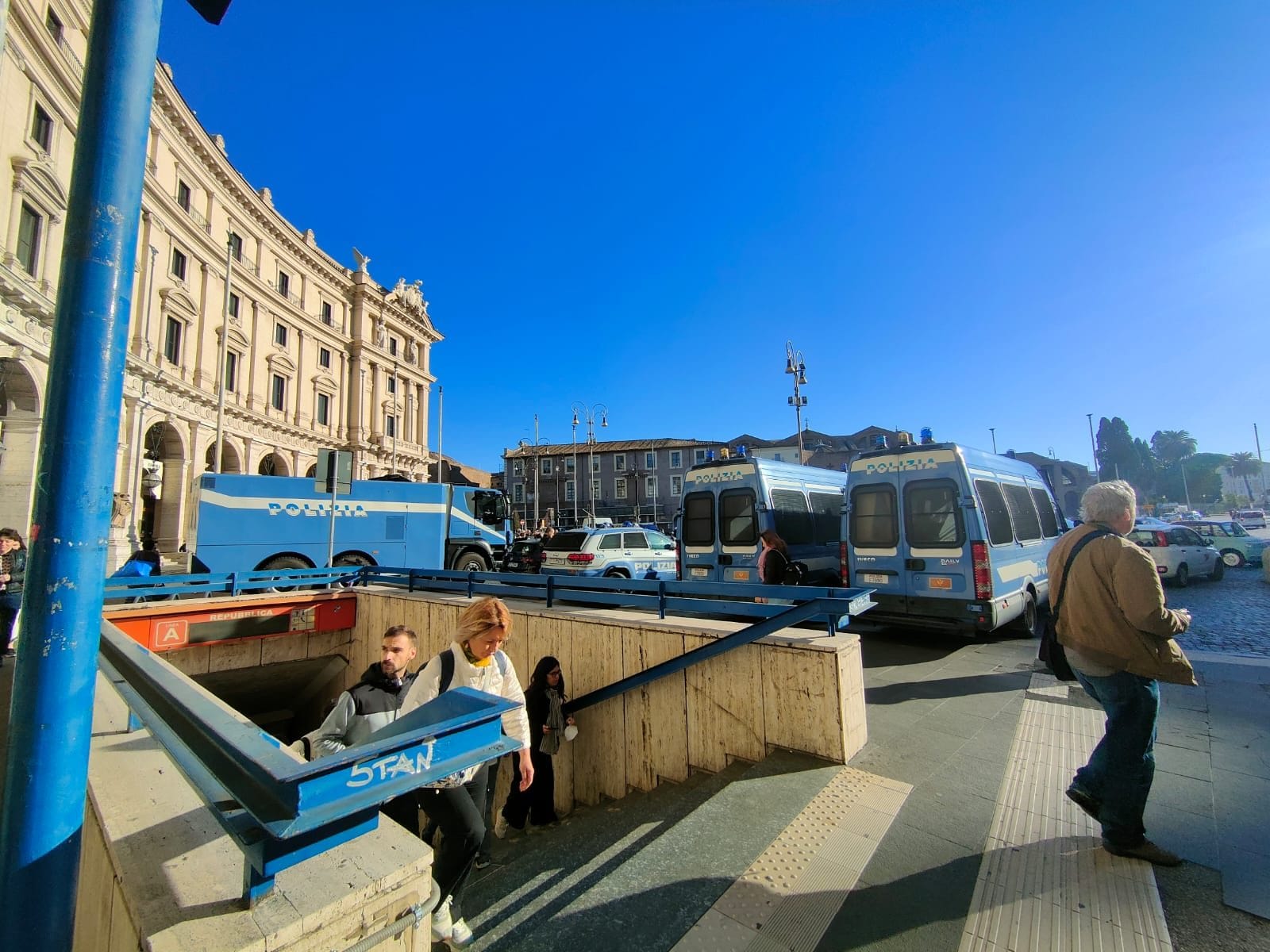 Camion e camionette a piazza della Repubblica da prima delle ore 9 di questa mattina.