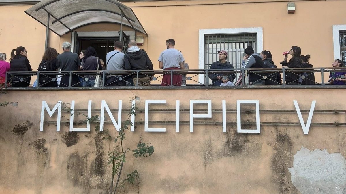 Gli attivisti di Quarticciolo Ribelle davanti alla sede del Municipio V occupata