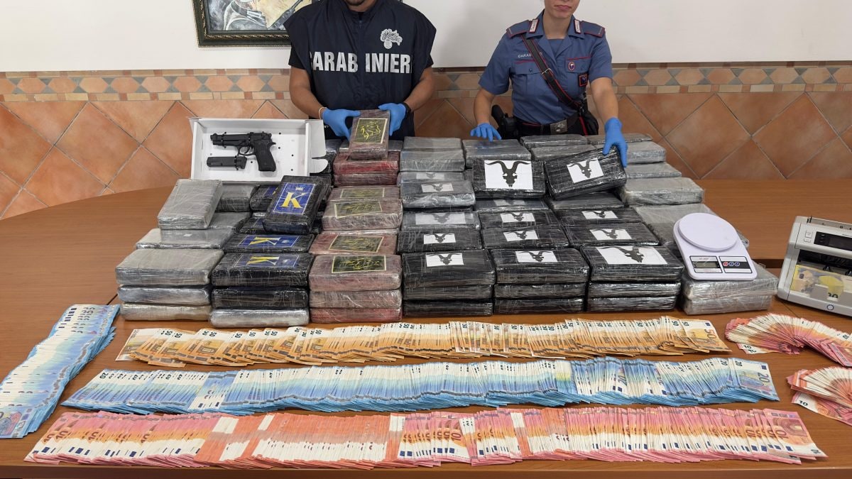 La droga, i contanti e l’arma sequestrata dai Carabinieri. (Foto da Carabinieri)