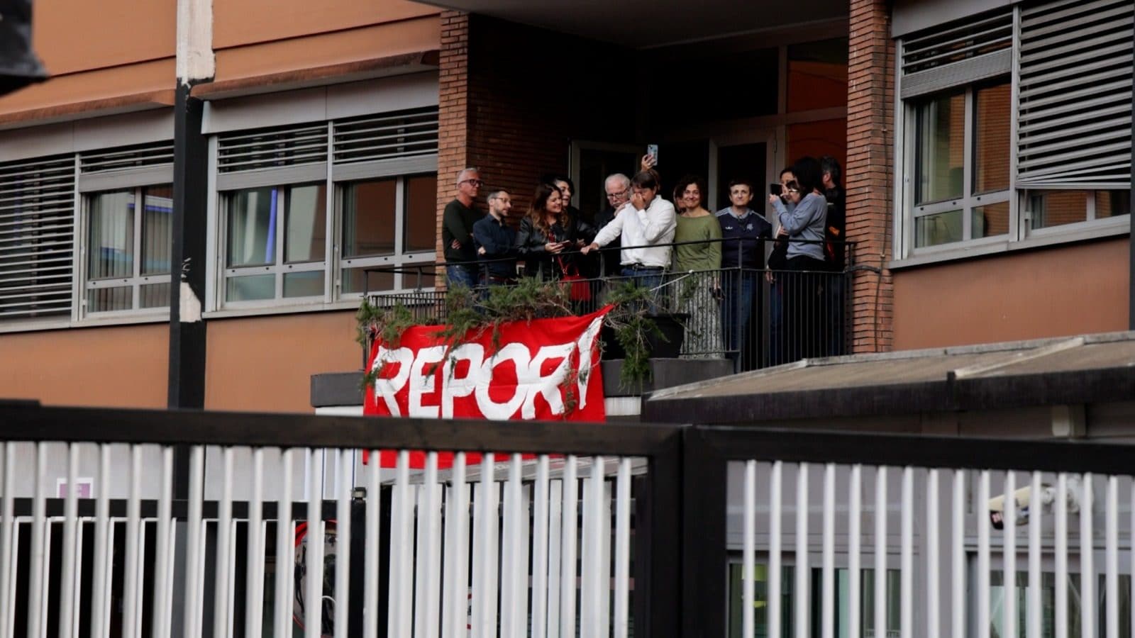 Sigfrido Ranucci durante il presidio in suo sostegno dopo l’attentato.