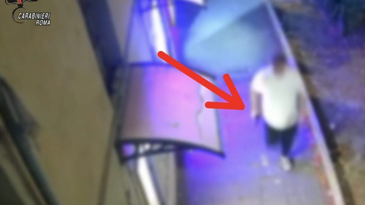 Il sospettato in fuga dalla scena del crimine con in pugno la pistola. (Foto da carabinieri)