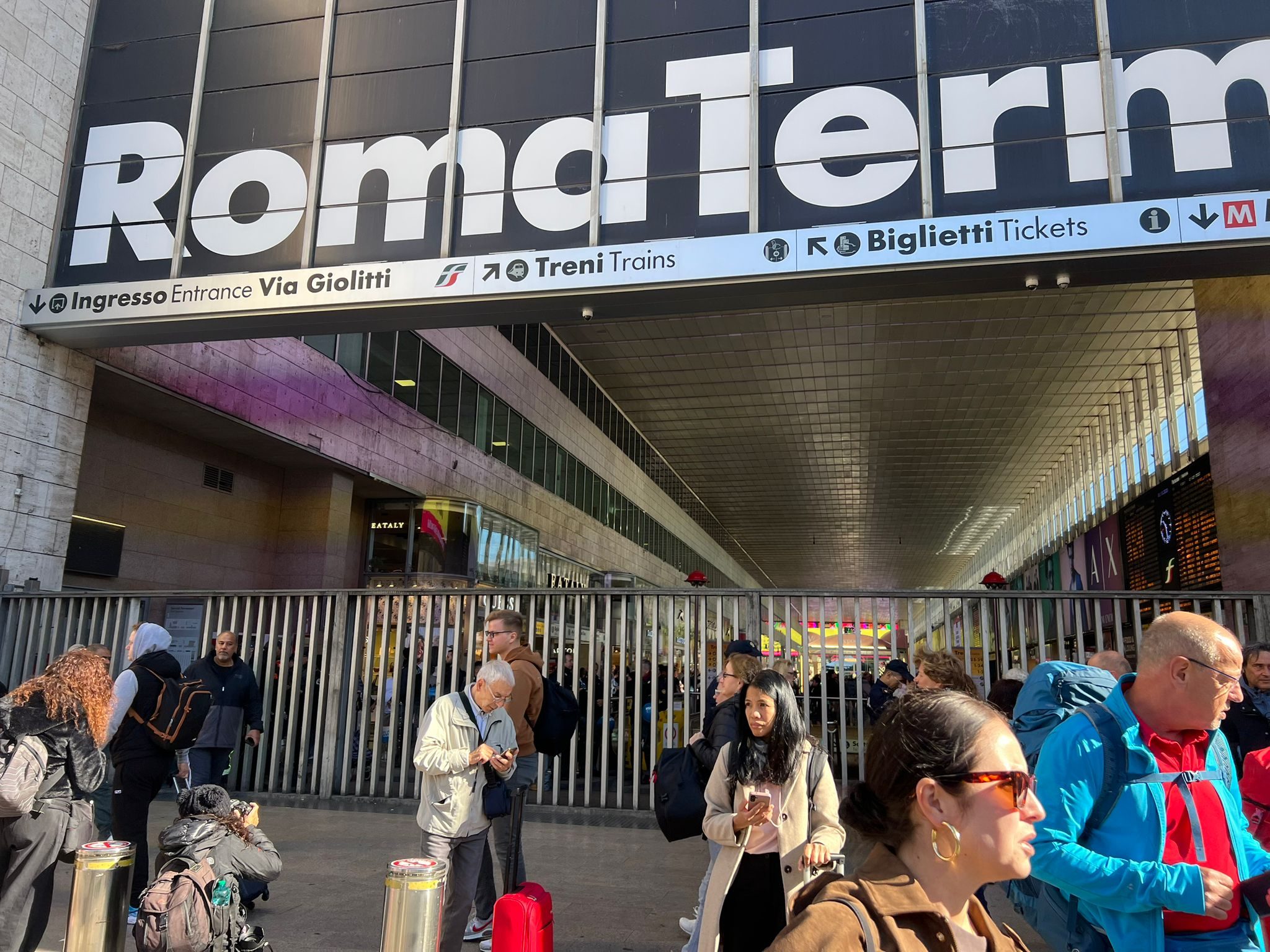 I cancelli alla stazione Termini prima della manifestazione del 3 ottobre.