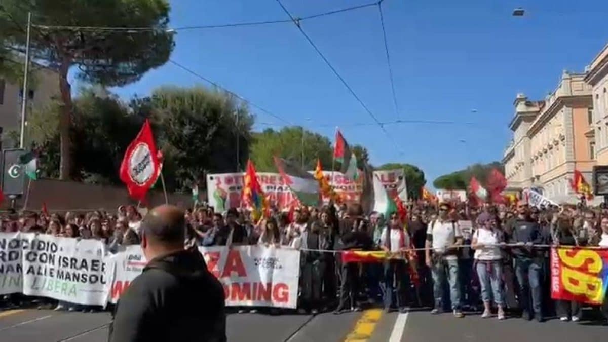 Il corteo di venerdì 3 ottobre davanti all’Umberto I.