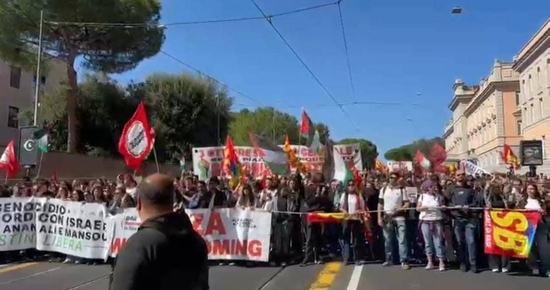 Il corteo davanti all’Umberto I.