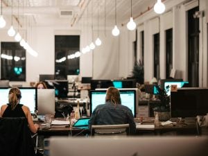 unsplash-donne-lavoro-ufficio-1-300x225.jpg