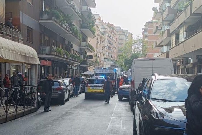 Si sporge per salutare la sorellina, bambino di 10 anni cade dal ...