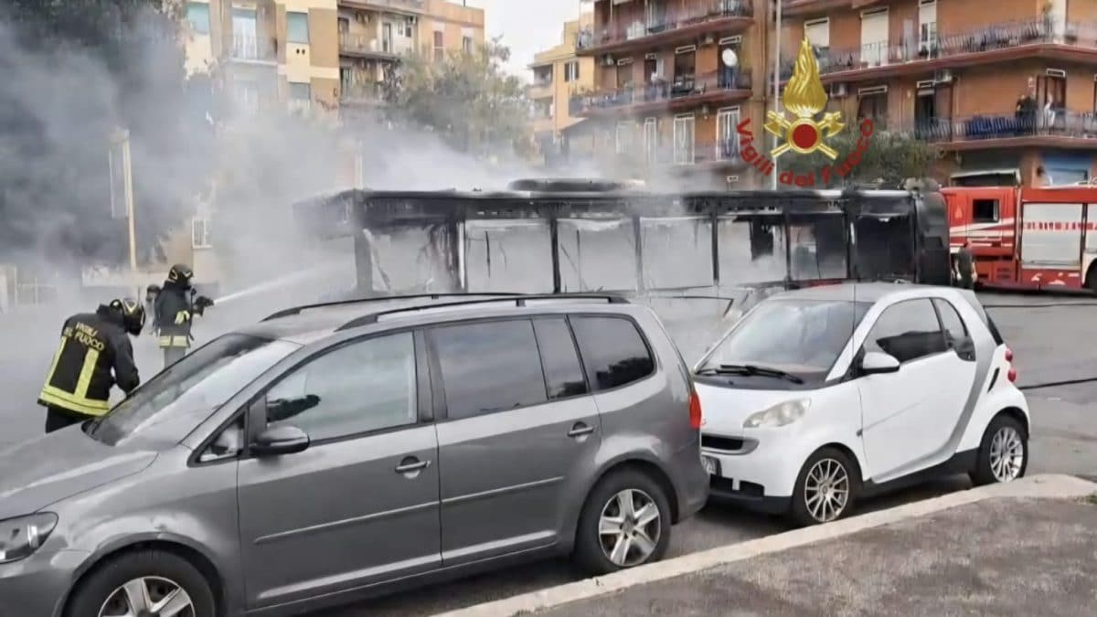 L’intervento dei vigili del fuoco sull’autobus in fiamme.