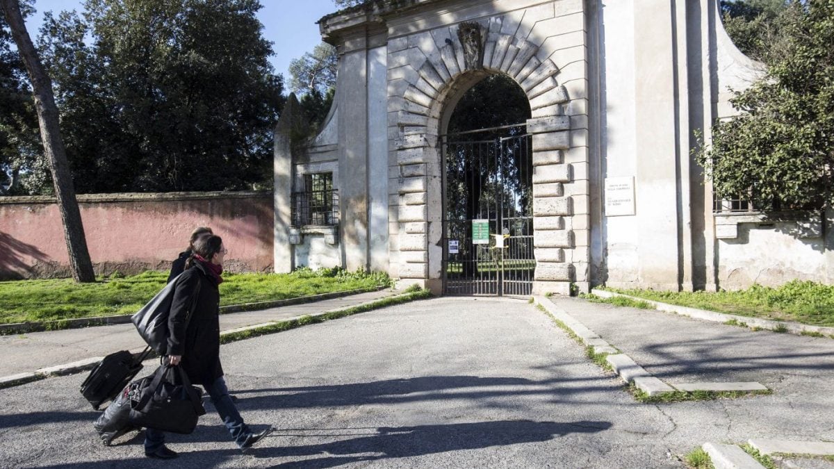 Parchi, ville e cimiteri chiusi per forte vento a Roma (Foto di repetorio La Presse)