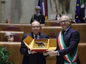 Consegnata la Lupa Capitolina a Carlo Verdone dopo un giorno da sindaco: “Roma oggi guarda al futuro”